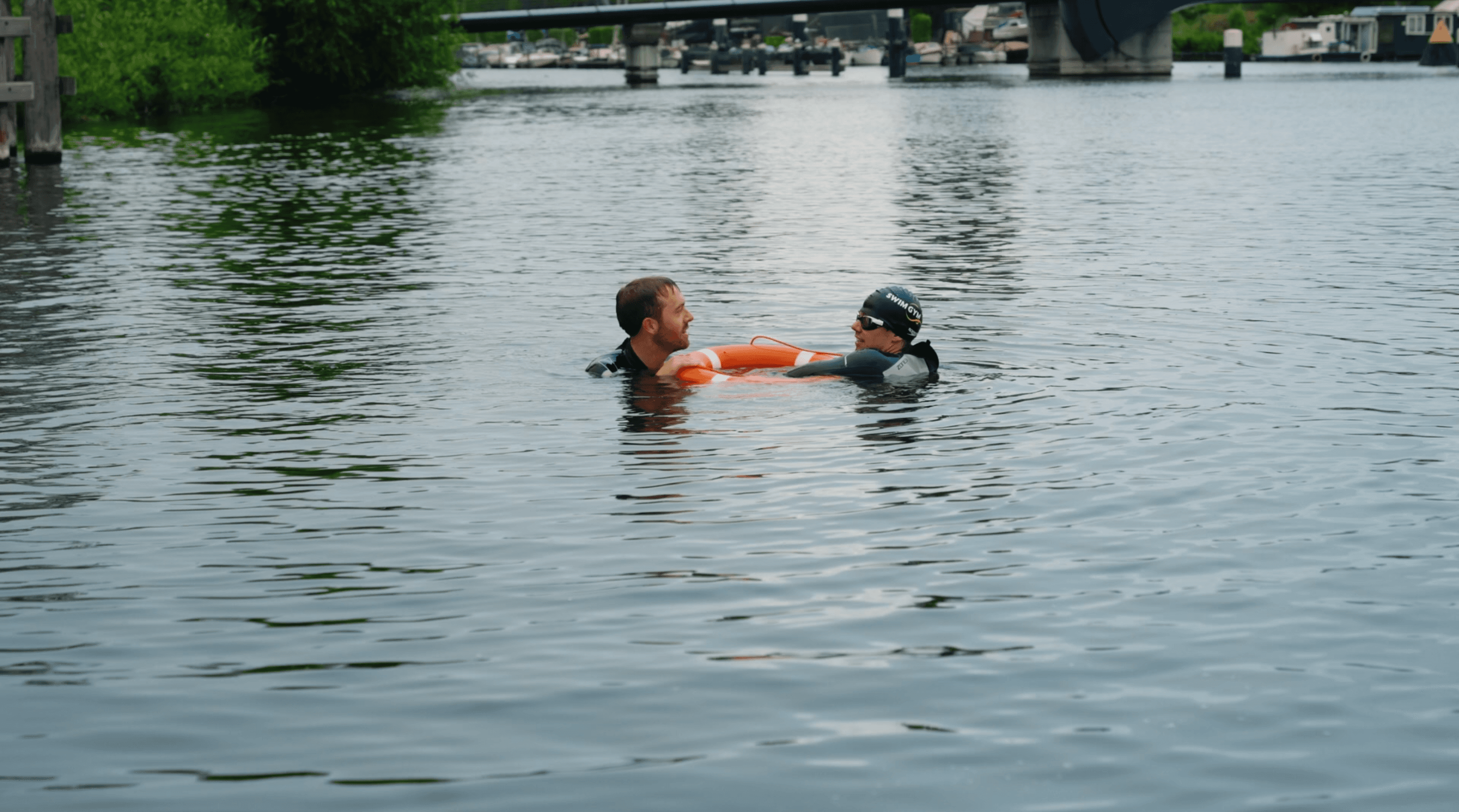 Yuri zwemt het open water in tijdens het zwemonderdeel van de triatlon